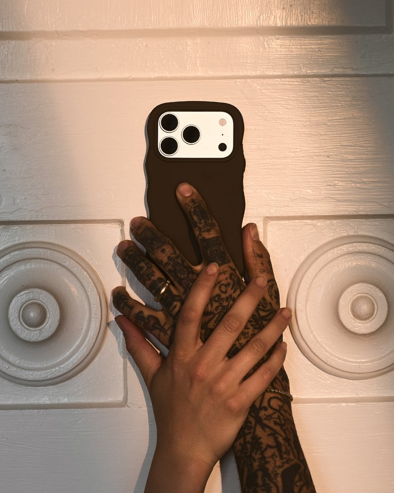 Phone Case Wavy Silicone Chocolate iPhone 16e