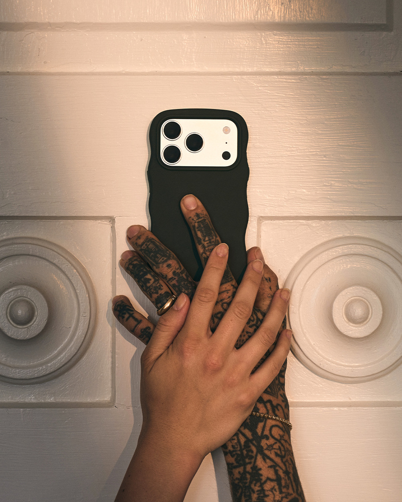 Phone Case Wavy Silicone Charcoal iPhone 16